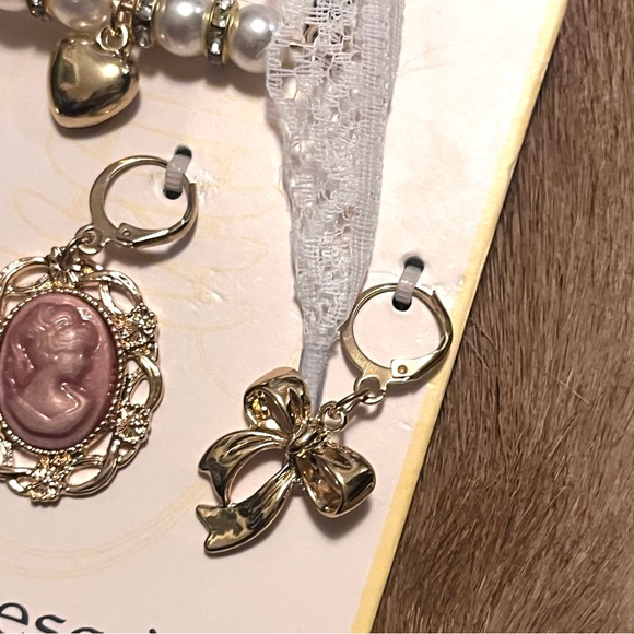 🆕 🎉 shoe charm kit with victorian cameo, charms, pearl heart brooch,& white lace - Picture 10 of 13